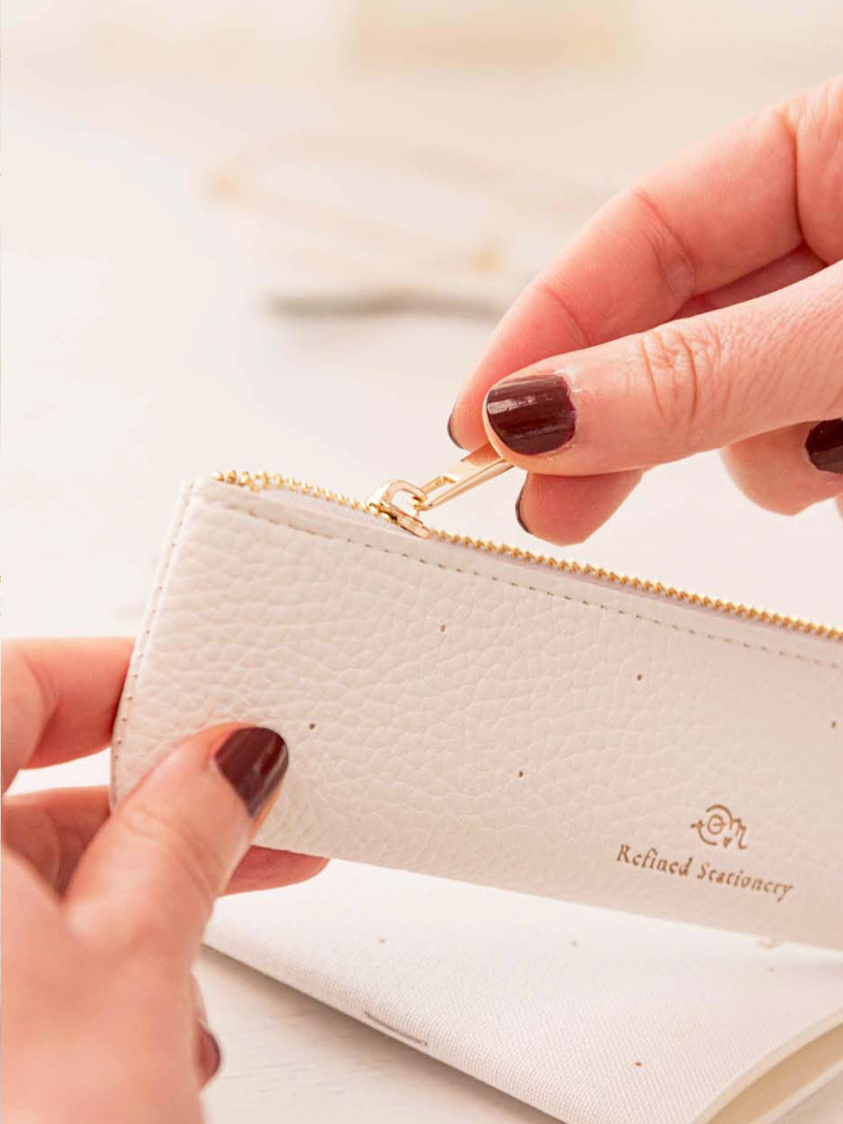 estuche cremallera white lotus 1