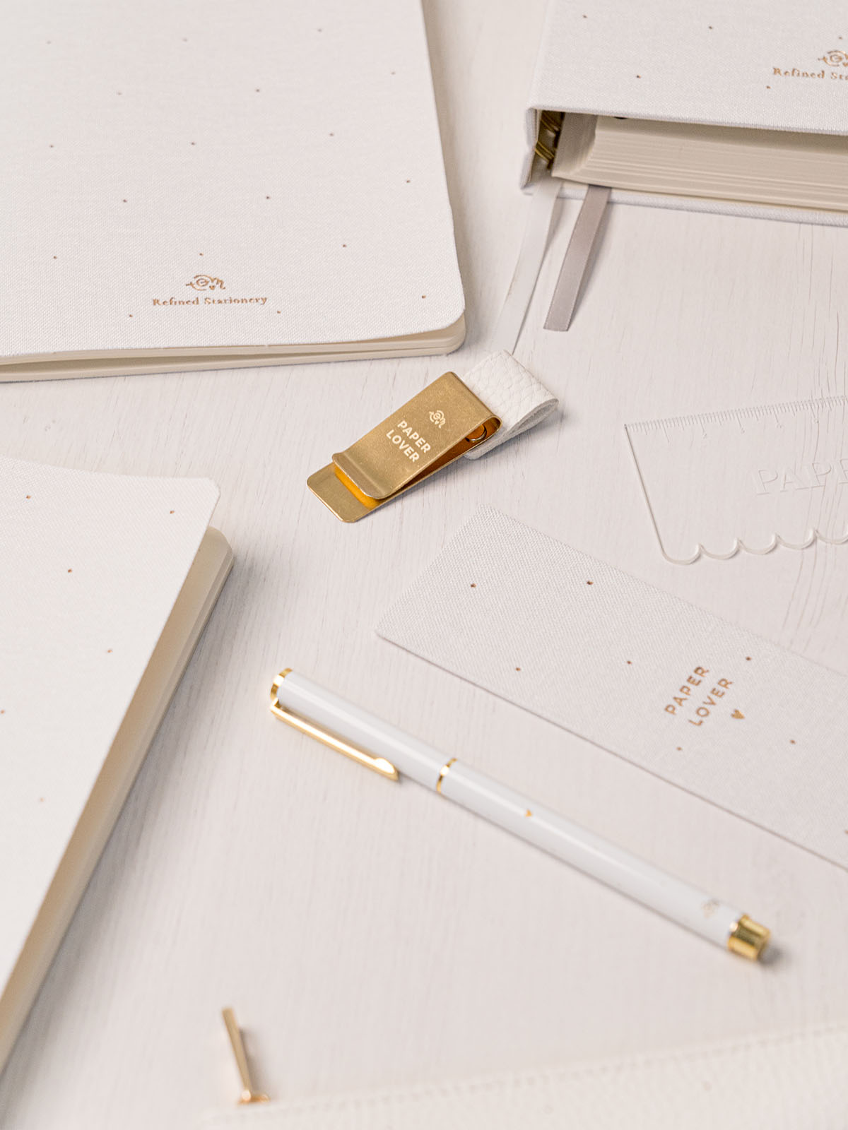 marcapaginas entelado 3 white lotus